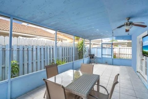 House in Hialeah, Florida 3 bedrooms, 131.55 sq.m. № 1941684 - photo 27