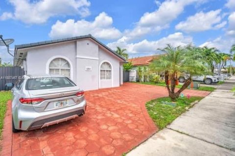 House in Hialeah, Florida 3 bedrooms, 131.55 sq.m. № 1941684 - photo 4