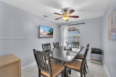 House in Hialeah, Florida 3 bedrooms, 131.55 sq.m. № 1941684 - photo 9