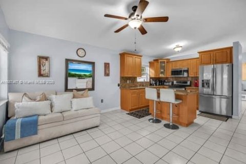 House in Hialeah, Florida 3 bedrooms, 131.55 sq.m. № 1941684 - photo 16