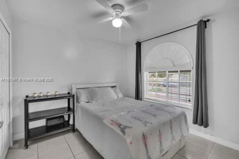 House in Hialeah, Florida 3 bedrooms, 131.55 sq.m. № 1941684 - photo 24