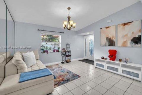 House in Hialeah, Florida 3 bedrooms, 131.55 sq.m. № 1941684 - photo 7