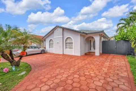 House in Hialeah, Florida 3 bedrooms, 131.55 sq.m. № 1941684 - photo 1