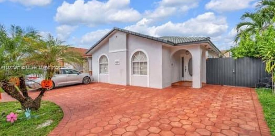 House in Hialeah, Florida 3 bedrooms, 131.55 sq.m. № 1941684