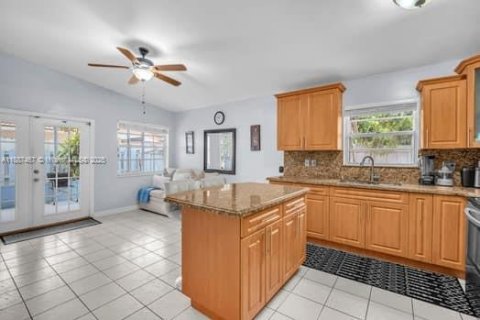 House in Hialeah, Florida 3 bedrooms, 131.55 sq.m. № 1941684 - photo 10