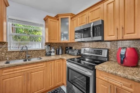 House in Hialeah, Florida 3 bedrooms, 131.55 sq.m. № 1941684 - photo 11