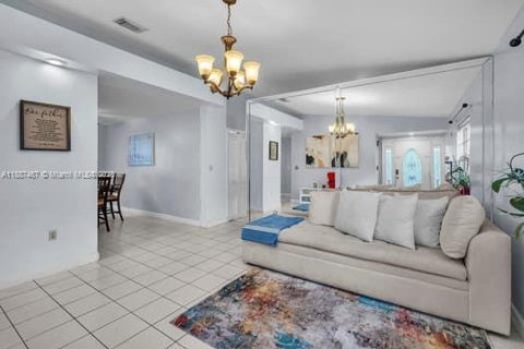 House in Hialeah, Florida 3 bedrooms, 131.55 sq.m. № 1941684 - photo 5