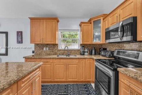 House in Hialeah, Florida 3 bedrooms, 131.55 sq.m. № 1941684 - photo 12