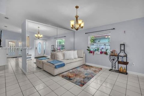 House in Hialeah, Florida 3 bedrooms, 131.55 sq.m. № 1941684 - photo 6