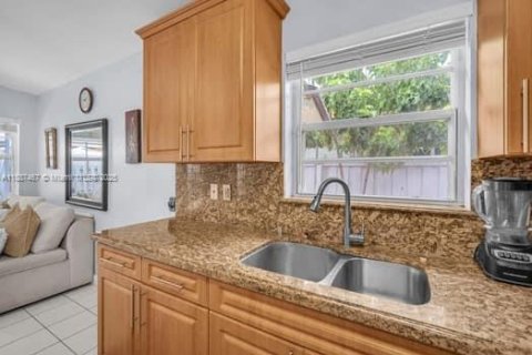 House in Hialeah, Florida 3 bedrooms, 131.55 sq.m. № 1941684 - photo 13