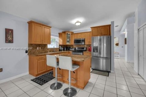 House in Hialeah, Florida 3 bedrooms, 131.55 sq.m. № 1941684 - photo 15