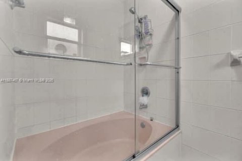 House in Hialeah, Florida 3 bedrooms, 131.55 sq.m. № 1941684 - photo 22