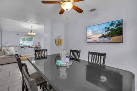 House in Hialeah, Florida 3 bedrooms, 131.55 sq.m. № 1941684 - photo 8