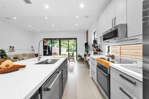 Townhouse in Miami, Florida 3 bedrooms, 174.84 sq.m. № 1951818 - photo 8