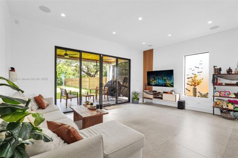 Townhouse in Miami, Florida 3 bedrooms, 174.84 sq.m. № 1951818 - photo 15