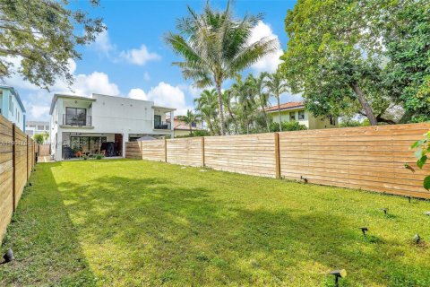 Townhouse in Miami, Florida 3 bedrooms, 174.84 sq.m. № 1951818 - photo 24