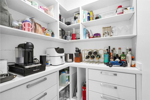 Townhouse in Miami, Florida 3 bedrooms, 174.84 sq.m. № 1951818 - photo 13