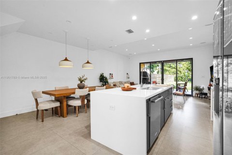 Townhouse in Miami, Florida 3 bedrooms, 174.84 sq.m. № 1951818 - photo 9