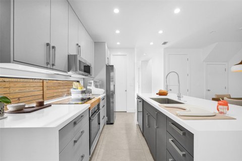 Townhouse in Miami, Florida 3 bedrooms, 174.84 sq.m. № 1951818 - photo 12