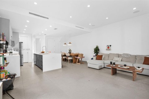 Townhouse in Miami, Florida 3 bedrooms, 174.84 sq.m. № 1951818 - photo 18