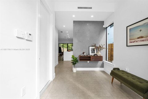 Townhouse in Miami, Florida 3 bedrooms, 174.84 sq.m. № 1951818 - photo 5