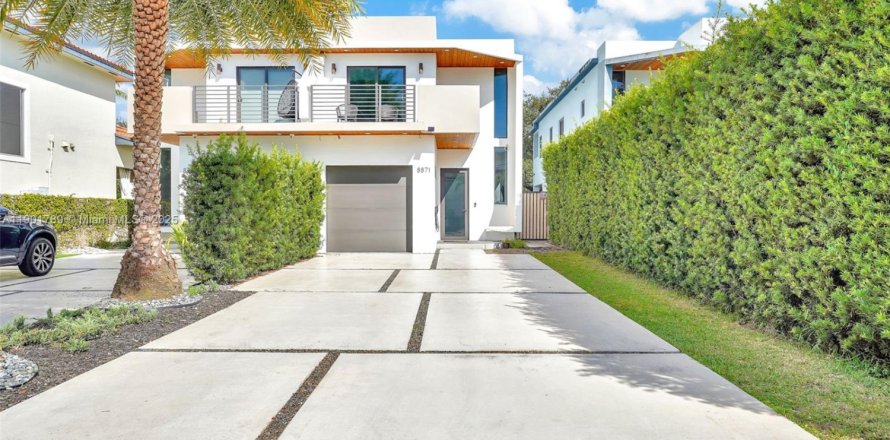 Townhouse in Miami, Florida 3 bedrooms, 174.84 sq.m. № 1951818