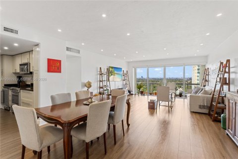 Condo in Miami, Florida, 2 bedrooms  № 2066433 - photo 5