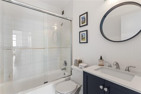 Condo in Miami, Florida, 2 bedrooms  № 2066433 - photo 11