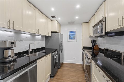 Condo in Miami, Florida, 2 bedrooms  № 2066433 - photo 12