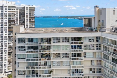 Condo in Miami, Florida, 2 bedrooms  № 2066433 - photo 14