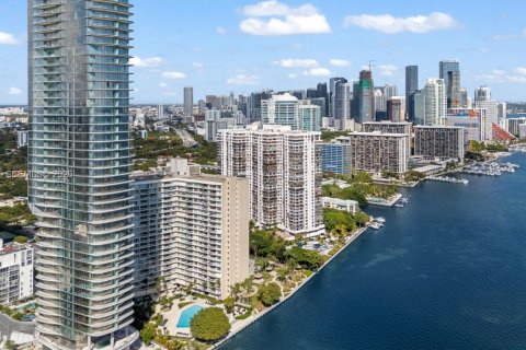 Condo in Miami, Florida, 2 bedrooms  № 2066433 - photo 13