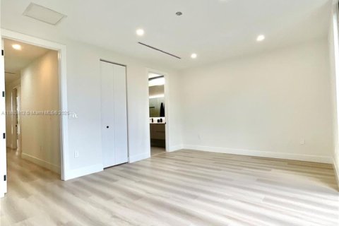 House in Miami, Florida 5 bedrooms № 1931194 - photo 17