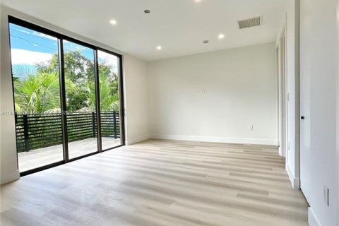 House in Miami, Florida 5 bedrooms № 1931194 - photo 16