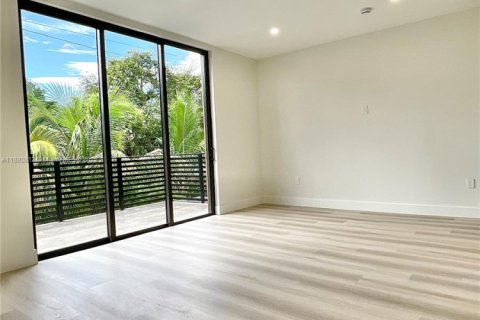 House in Miami, Florida 5 bedrooms № 1931194 - photo 14