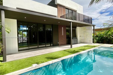 House in Miami, Florida 5 bedrooms № 1931194 - photo 1