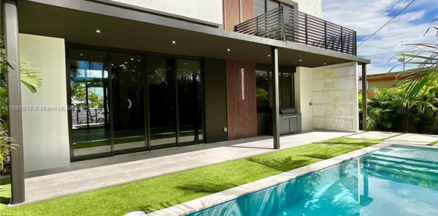 House in Miami, Florida 5 bedrooms № 1931194