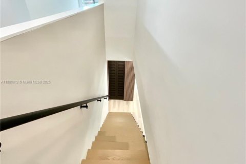 House in Miami, Florida 5 bedrooms № 1931194 - photo 24
