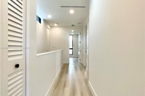 House in Miami, Florida 5 bedrooms № 1931194 - photo 12