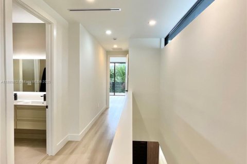 House in Miami, Florida 5 bedrooms № 1931194 - photo 11