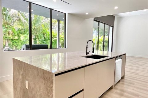 House in Miami, Florida 5 bedrooms № 1931194 - photo 2