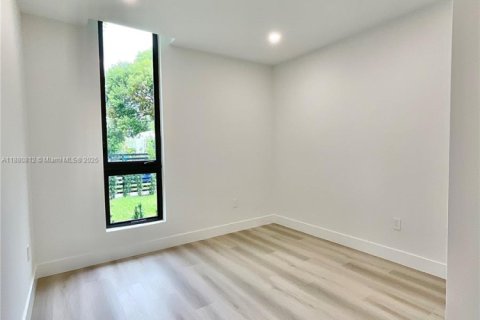 House in Miami, Florida 5 bedrooms № 1931194 - photo 8