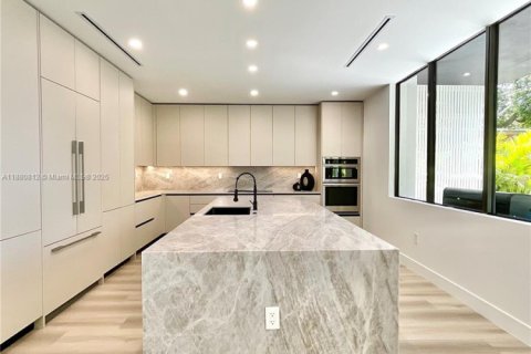 House in Miami, Florida 5 bedrooms № 1931194 - photo 3