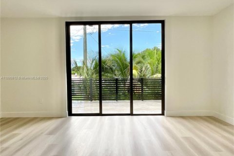 House in Miami, Florida 5 bedrooms № 1931194 - photo 13