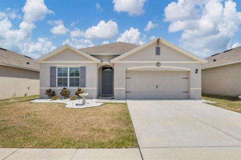 House in Winter Haven, Florida 4 bedrooms, 171.96 sq.m. № 1662375 - photo 1