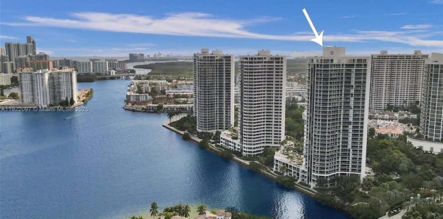 Condominio en Aventura, Florida, 2 dormitorios  № 1976021