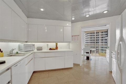 Condominio en venta en Aventura, Florida, 2 dormitorios, 196.95 m2 № 1976021 - foto 19