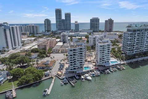 Copropriété à vendre à Miami Beach, Floride: 1 chambre, 81.94 m2 № 2402122 - photo 2