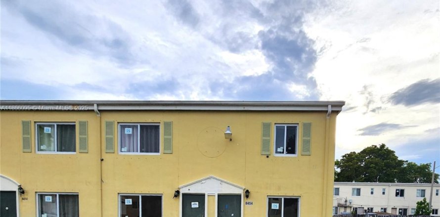 Кондоминиум с 4 спальнями в Майами, Флорида № 1957904