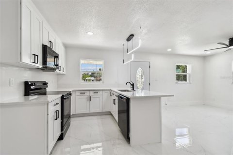 House in Clearwater, Florida 4 bedrooms, 133.5 sq.m. № 1848490 - photo 16