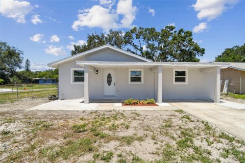 House in Clearwater, Florida 4 bedrooms, 133.5 sq.m. № 1848490 - photo 1